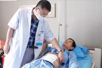 Tiểu ra máu, người đàn ông phải cắt cả thận, niệu quản và bàng quang