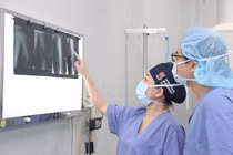  Tự ngã do vạt áo chống nắng quấn vào bánh xe máy, cô gái trẻ gần đứt rời cánh tay 