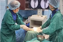 Áo khoác cuốn vào xe máy bé 5 tuổi bị đứt lìa cánh tay