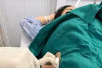 Sốt và đau hạ sườn bất ngờ phát hiện khối mủ áp xe gan khổng lồ
