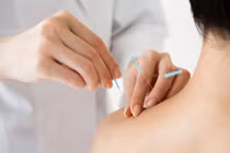 Đắp lá vào vùng châm cứu dễ bị nhiễm trùng máu