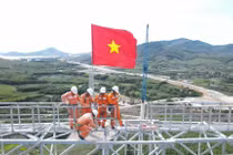 Hình ảnh cờ Tổ quốc tung bay trên đỉnh cột điện 500kV