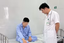 Lấy được giun rồng dài 30 cm ở nam thanh niên ngứa khắp người