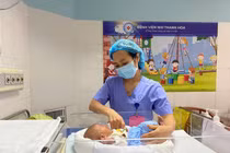 Bé trai 2 ngày tuổi hoại tử ruột do mắc chứng xoắn trung tràng hiếm gặp