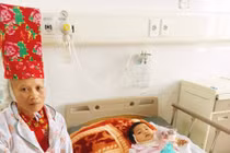 Bé 3 tuổi bị bỏng khắp người do lửa cháy