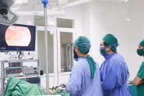 Mất cả thận, bàng quang, niệu quản vì chủ quan tiểu máu