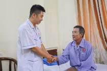 Đang ngồi uống nước đột ngột mất ý thức, ngưng tim, ngưng thở...được cứu sống