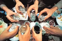 Uống rượu ngon được tặng, 8 người ngộ độc nhập viện