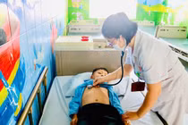 Trẻ sốt mò dễ biến chứng viêm não, viêm cơ tim... suy đa tạng phủ