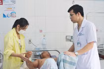 BSCKII Hoàng Văn Quyết – Trưởng phòng Tổ chức cán bộ, Bệnh viện Bãi Cháy thăm khám cho bệnh nhân sau phẫu thuật - Ảnh BVCC