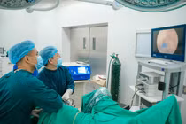 Bóc u tiền liệt tuyến bằng laser cứu cụ ông ngừng tim sau cắt tinh hoàn