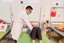 Người phụ nữ nhiễm sán dây chuột, triệu chứng nào thường bị bỏ qua?
