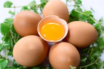 Ăn trứng gà sống có tác dụng gì?