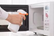 4 lỗi thường gặp khi vệ sinh lò vi sóng khiến thiết bị nhanh hỏng