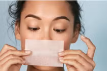 Sai lầm khi dùng giấy thấm dầu khiến da nổi mụn, đổ dầu nhiều hơn