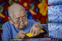Công tôn nữ cuối cùng may gối tựa cung đình Huế 