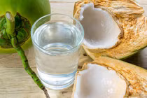 Tại sao nên rửa mặt bằng nước dừa vào mùa hè?