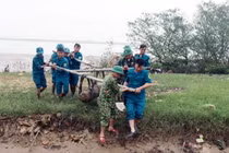 Xuất hiện quả bom "khủng" còn nguyên kíp nổ trôi trên sông Lam