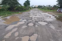 Con đường có nhiều… “hố bom”!