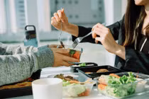 6 điều dân văn phòng cần lưu ý khi mang cơm đi làm