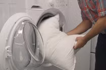 Bỏ túi mẹo giúp chăn, gối dùng cả năm cũng không bị hôi mốc