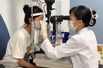 Nữ sinh 20 tuổi mắt 'khô như bà lão 70 tuổi' vì đeo kính áp tròng