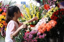 Nhộn nhịp thị trường hoa tươi dịp 20/10