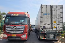 Xe tải va chạm trên cầu, Quốc lộ 14B tắc cứng