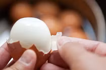 Khi luộc trứng nhớ cho 2 thứ này, vừa ngon lại róc vỏ nhanh không ngờ