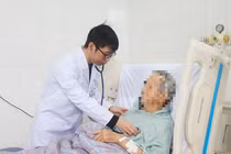 Chữa táo bón bằng lá lộc mại, cụ ông 88 tuổi nguy kịch