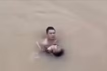Người đàn ông dũng cảm lao xuống sông cứu cháu bé đuối nước