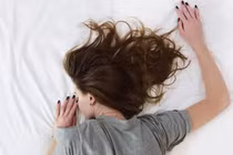 Đi ngủ với mái tóc ướt có hại cho sức khỏe không?