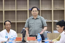 Thủ tướng Phạm Minh Chính chủ trì buổi làm việc với lãnh đạo các bộ, ngành và các Bệnh viện cơ sở 2 tại Hà Nam. Ảnh: TTXVN