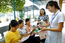 Nhiều người lâu nay vẫn còn tâm lý e ngại khám sức khỏe trước khi kết hôn, do sợ nếu phát hiện bệnh sẽ ảnh hưởng đến hạnh phúc lứa đôi, thậm chí có người còn cho là chỉ nghi ngờ nhau mới phải khám.
