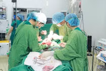 30 phút “nghẹt thở” giành lại sự sống cho sản phụ bị ngừng tim