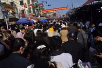 Dòng người đổ về chợ Viềng “mua may, bán rủi” đầu năm