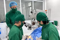 Vỡ nhãn cầu do... đá bắn vào mắt
