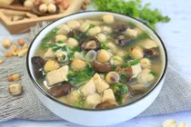 Hôm nay ăn gì: Canh gà hầm hạt sen ngọt dịu thích hợp ngày mưa ẩm
