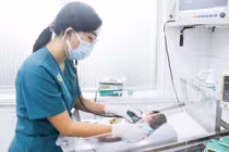 Cứu sống thành công bệnh nhi 4 ngày tuổi bị viêm ruột hoại tử nguy kịch