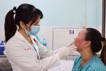 Sưng nề, bội nhiễm sau khi dùng "combo tái sinh làn da mới" mua trên mạng