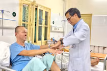 Phẫu thuật bổ đôi tủy sống cắt bỏ khối u nguy hiểm, bác sĩ cảnh báo