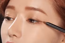 Thói quen trang điểm dễ gây bệnh về mắt, ít ai biết