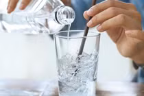 Uống nước đá nhiều trong thời tiết nắng nóng, coi chừng rước bệnh vào thân