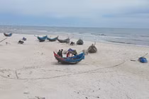 Giông lốc đánh chìm nhiều thuyền câu mực, một ngư dân mất tích