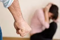 Nghệ An: Xử phạt người đàn ông dùng chổi quét nhà đánh vợ