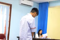 Đâm bạn trọng thương chỉ vì bị nhắc nhở việc nói chuyện riêng