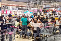 Hình ảnh trung tâm thương mại ở Hà Nội đông nghẹt người dịp lễ 30/4
