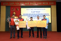 Hai cầu thủ nữ Thái Nguyên T&T nhận thưởng sau SEA Games 32