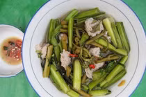 Loài cỏ dại xưa không ai "ngó", nay thành đặc sản dinh dưỡng cao