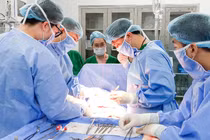 "U quái" chứa cả xương, tóc, móng trong buồng trứng bé gái 15 tuổi